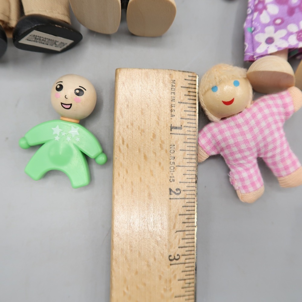 Lot of Melissa & Doug Wooden Dollhouse Family Figures 7 People Mom Dad Grammy - Picture 3 of 5